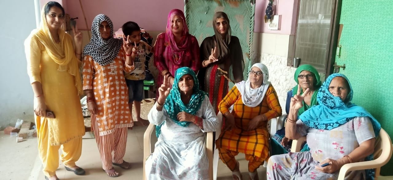 ओलंपिक में पहलवान रवि दहिया की जीत पर विजयी चिह्न बनातीं मां उर्मिला (बायीं से दूसरी), दादी सावित्?
