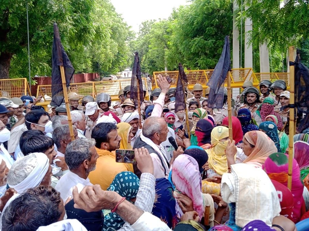  रेस्ट हाउस के बाहर नारेबाजी करते किसान। संवाद