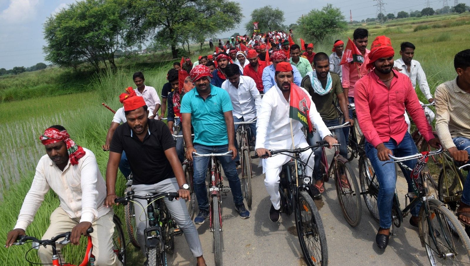 उकरौड़ा क्षेत्र में सरकार की जन विरोधी नीतियों के विरोध में साइकिल यात्रा निकालते जिला पंचायत अ? उकरौड़ा क्षेत्र में सरकार की जन विरोधी नीतियों के विरोध में साइकिल यात्रा निकालते जिला पंचायत अ?