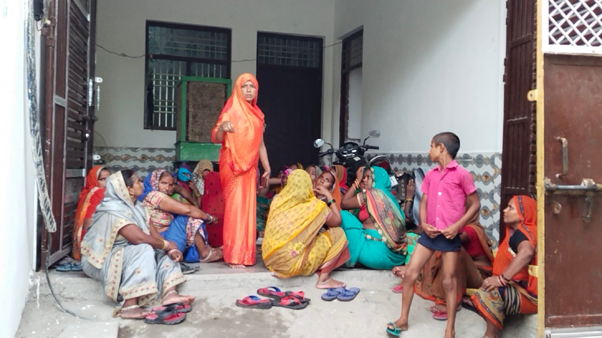 फोटो संख्या 28- रोते- बिलखते परिजन फोटो संख्या 28- रोते- बिलखते परिजन