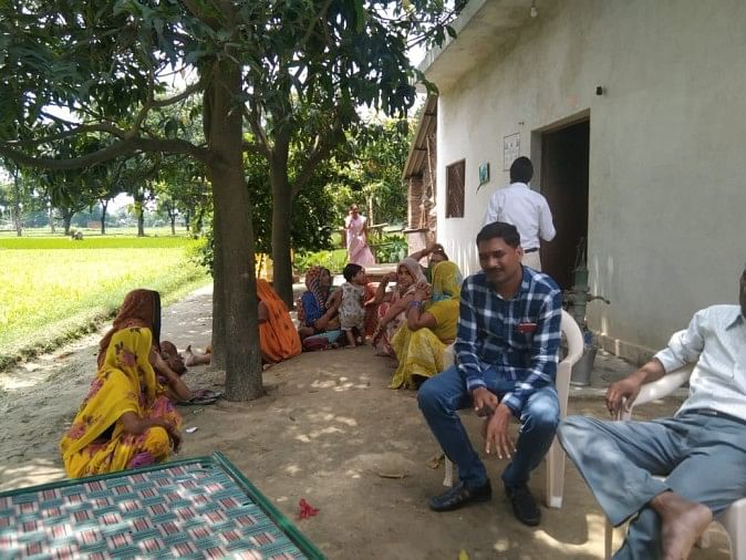 बाघराय थाना क्षेत्र के तिवारी महमदपुर गांव में महिला की मौत पर गमगीन परिजन। संवाद
