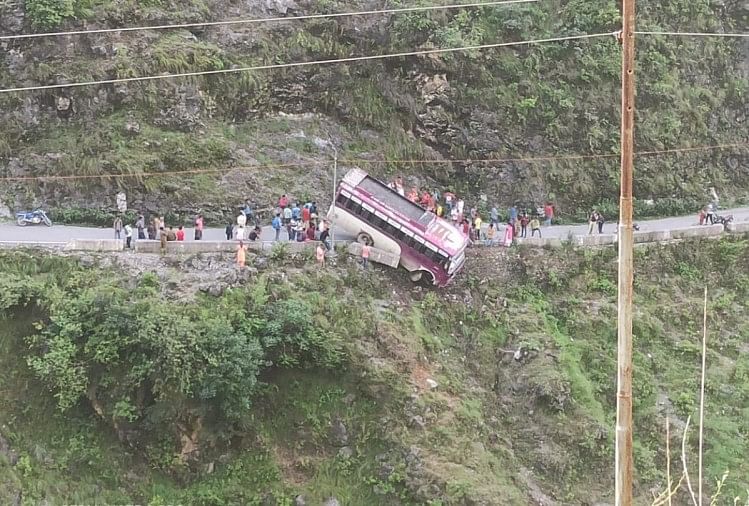 Himachal News: Narrow Escape For Passengers Bus Accident In Sirmour  Himachal Pradesh - हिमाचल: हवा में लटकी बस, चालक की सूझबूझ से बची 30 लोगों  की जान - Amar Ujala Hindi News Live