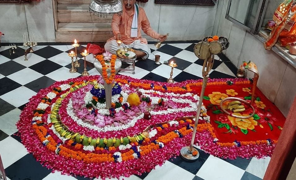 शिवरात्रि की पूर्व संध्या पर किया गया दक्षेश्वर महादेव मंदिर में भगवान शिव का श्रृंगार । शिवरात्रि की पूर्व संध्या पर किया गया दक्षेश्वर महादेव मंदिर में भगवान शिव का श्रृंगार ।