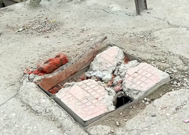 नवीन नगर मार्ग पर टूटा सीवर का ढक्कन। नवीन नगर मार्ग पर टूटा सीवर का ढक्कन।