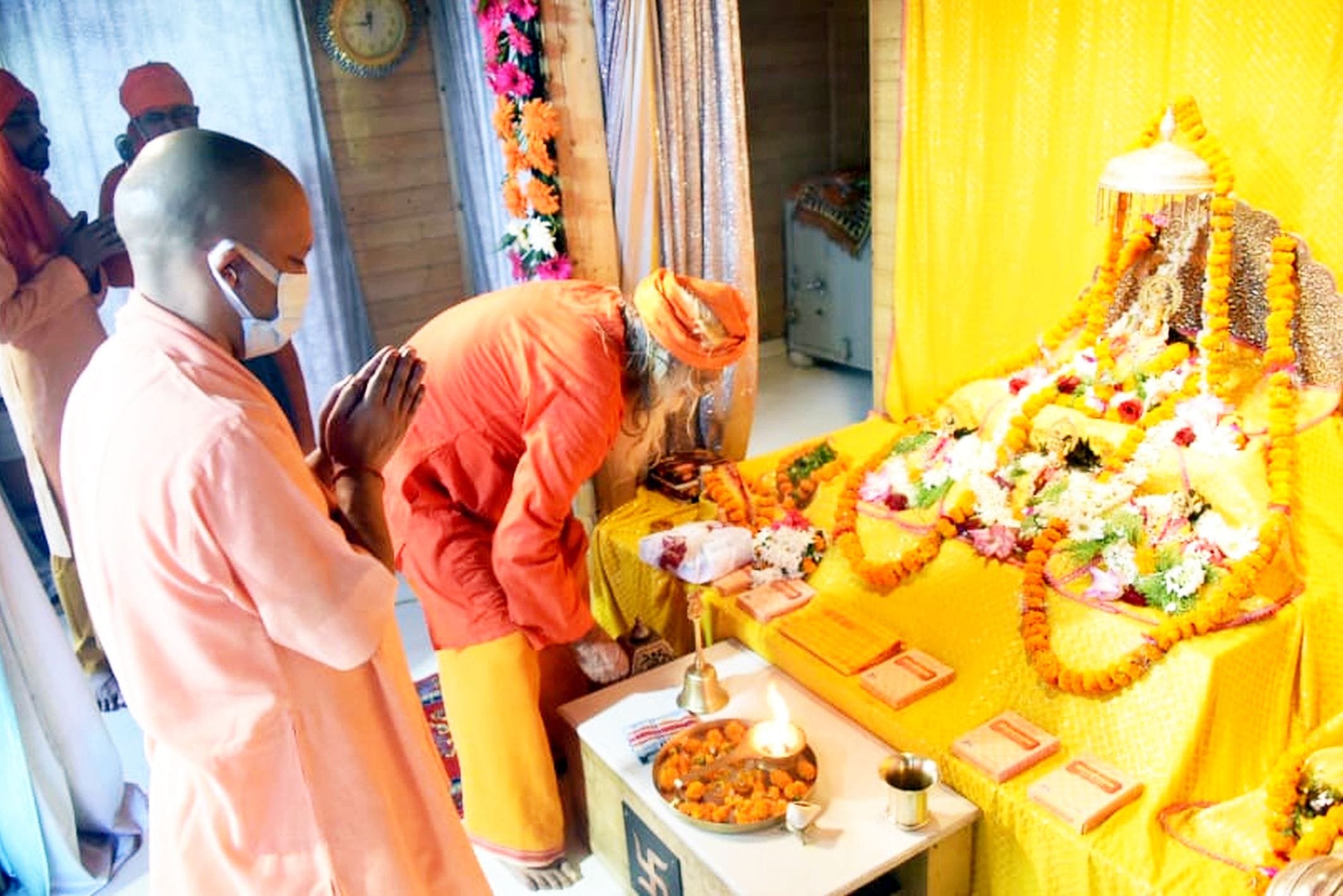 अयोध्या-रामजन्मभूमि परिसर में रामलला का पूजन करते मुख्यमंत्री योगी आदित्यनाथ अयोध्या-रामजन्मभूमि परिसर में रामलला का पूजन करते मुख्यमंत्री योगी आदित्यनाथ
