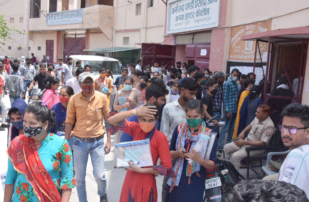 केसीपी आर्य कन्या इंटर कॉलेज से बीएड की परीक्षा देकर बाहर आते अभ्यार्थी