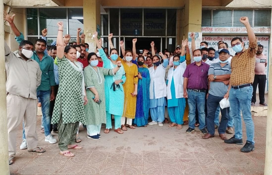 सामान्य अस्पताल में काले बिल्ले लगाकर काम प्रदर्शन करते चिकित्सक व स्टाफ। संवाद सामान्य अस्पताल में काले बिल्ले लगाकर काम प्रदर्शन करते चिकित्सक व स्टाफ। संवाद