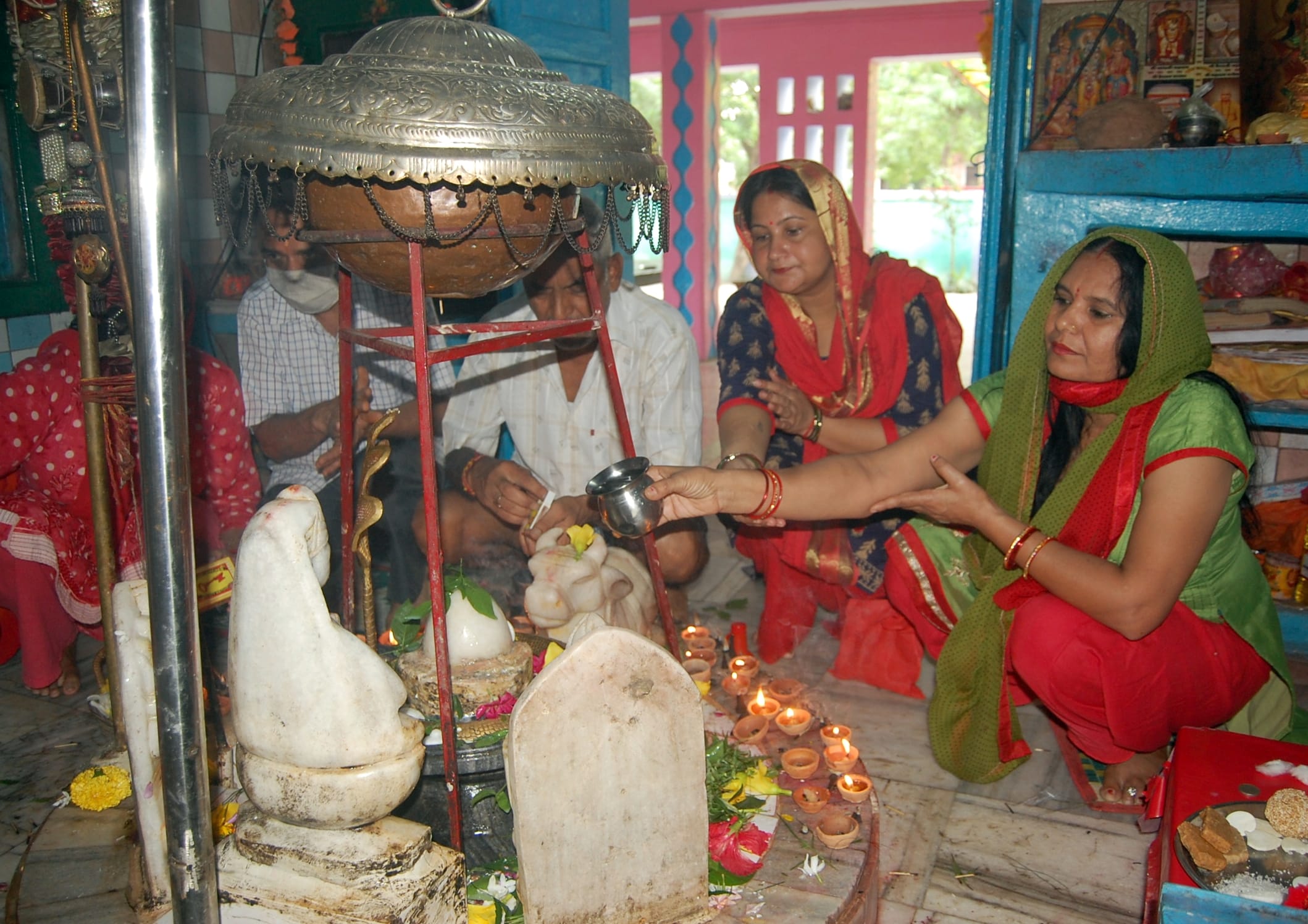 बिजनौर में कुटिया कालोनी के प्राचीन शिव मंदिर पर जलाभिषेक करते श्रृदालु। बिजनौर में कुटिया कालोनी के प्राचीन शिव मंदिर पर जलाभिषेक करते श्रृदालु।