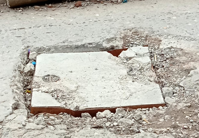 धोबीघाट पर टूटा सीवर का ढक्कन। धोबीघाट पर टूटा सीवर का ढक्कन।