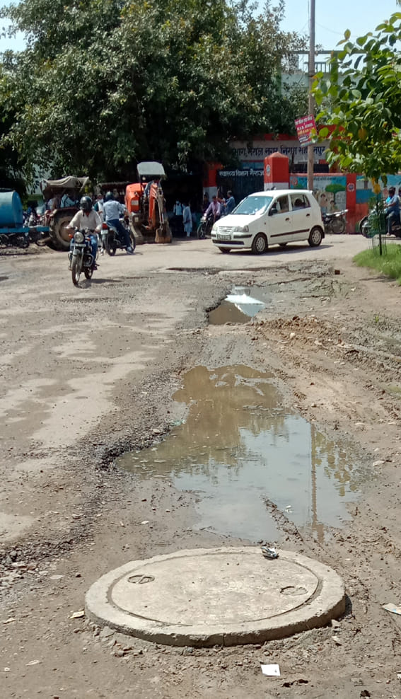 गांधी पार्क मार्ग पर टापू बने सीवर के ढक्कन। गांधी पार्क मार्ग पर टापू बने सीवर के ढक्कन।