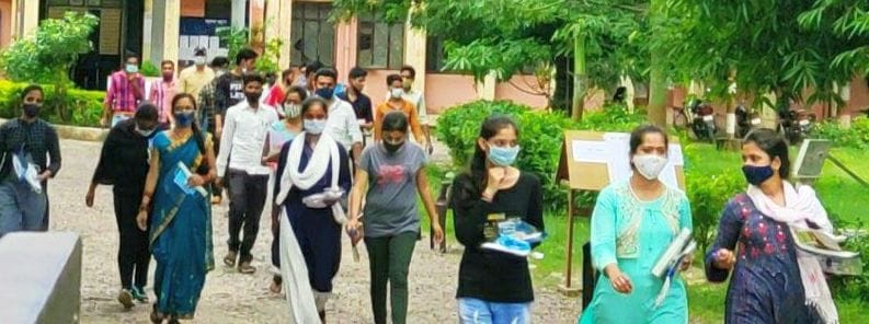 बीएड प्रवेश परीक्षा देने के बाद जनसेवा इंटर कालेज परिसर से बाहर आते अभ्यर्थी। संवाद बीएड प्रवेश परीक्षा देने के बाद जनसेवा इंटर कालेज परिसर से बाहर आते अभ्यर्थी। संवाद
