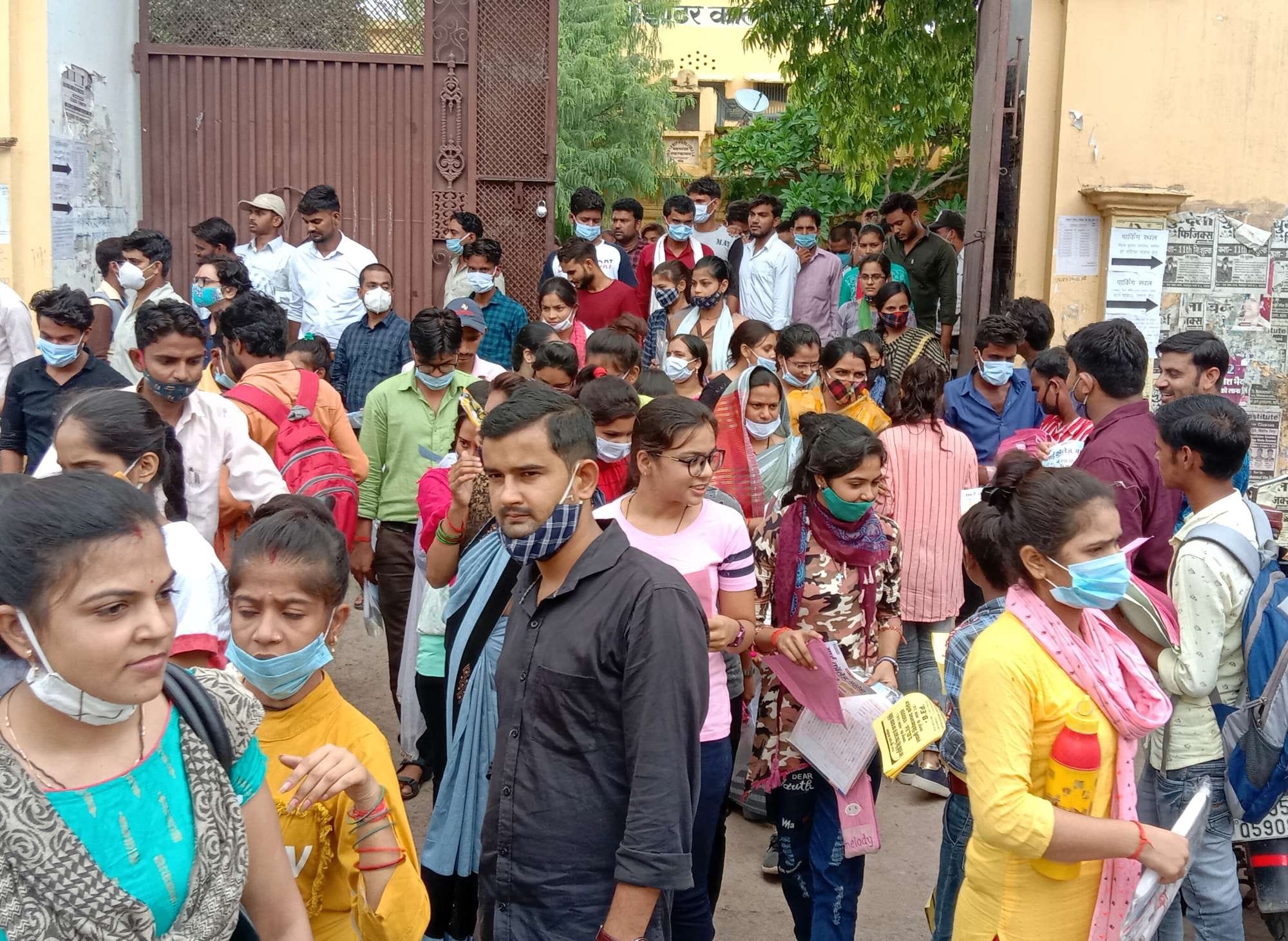 डीएवी इंटर कॉलेज से परीक्षा देकर बाहर निकलते परीक्षार्थी डीएवी इंटर कॉलेज से परीक्षा देकर बाहर निकलते परीक्षार्थी