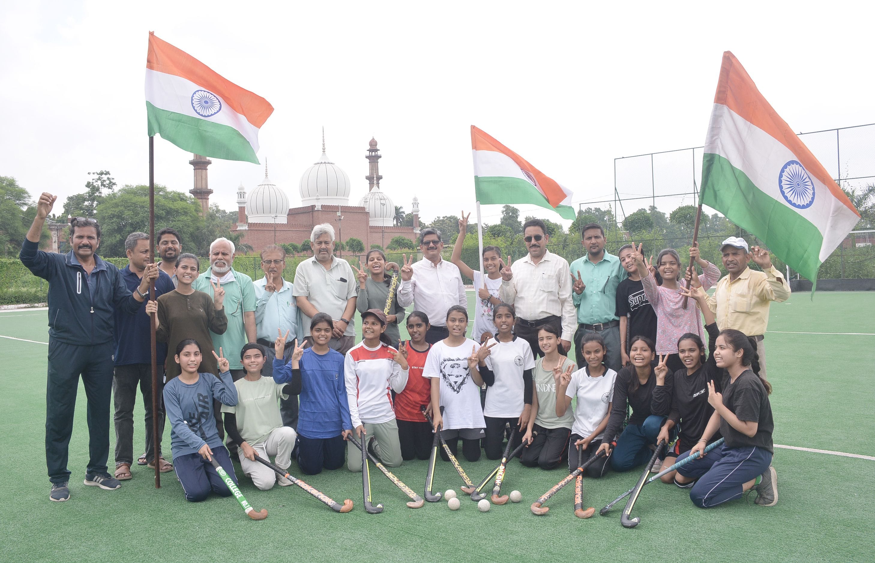 एएमयू के हॉकी मैदान में जश्न मनाते खिलाड़ी। एएमयू के हॉकी मैदान में जश्न मनाते खिलाड़ी।