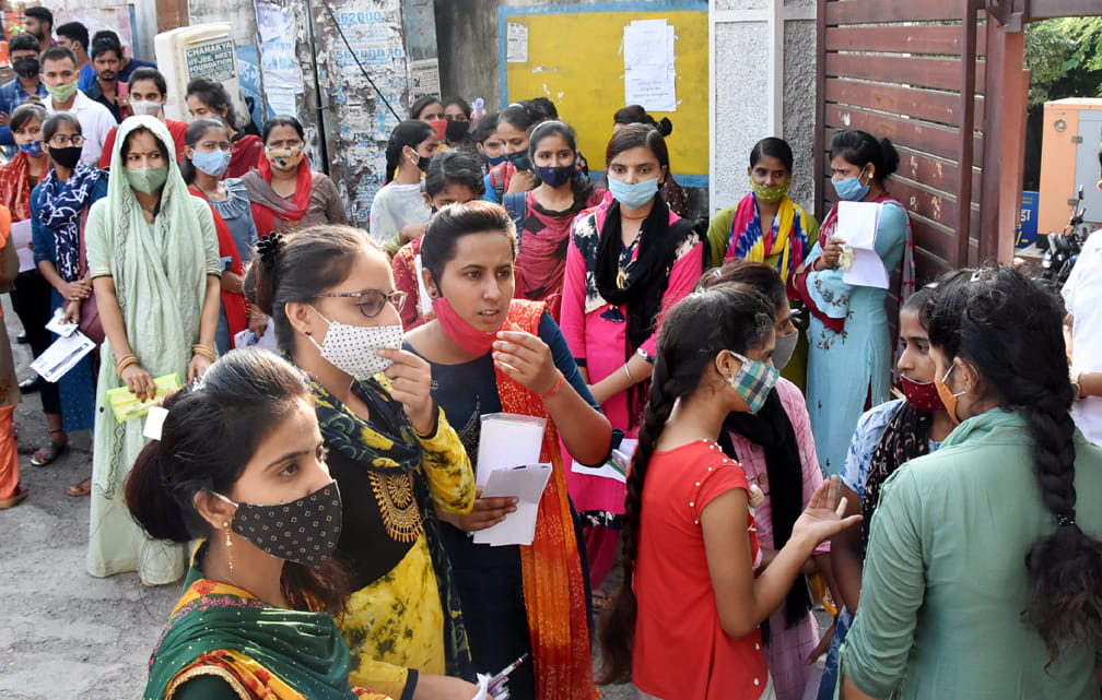 एसएएम इंटर कॉलेज में बीएड की परीक्षा देने पहुंचे अभ्यार्थी