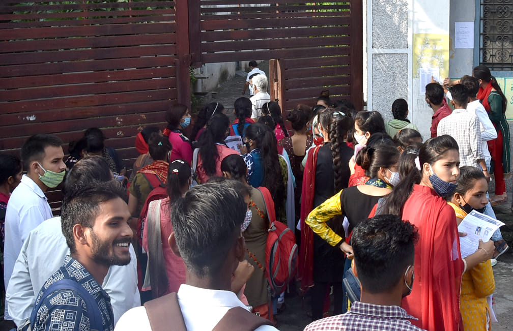 एसएएम इंटर कॉलेज में बीएड की परीक्षा देने पहुंचे अभ्यार्थी