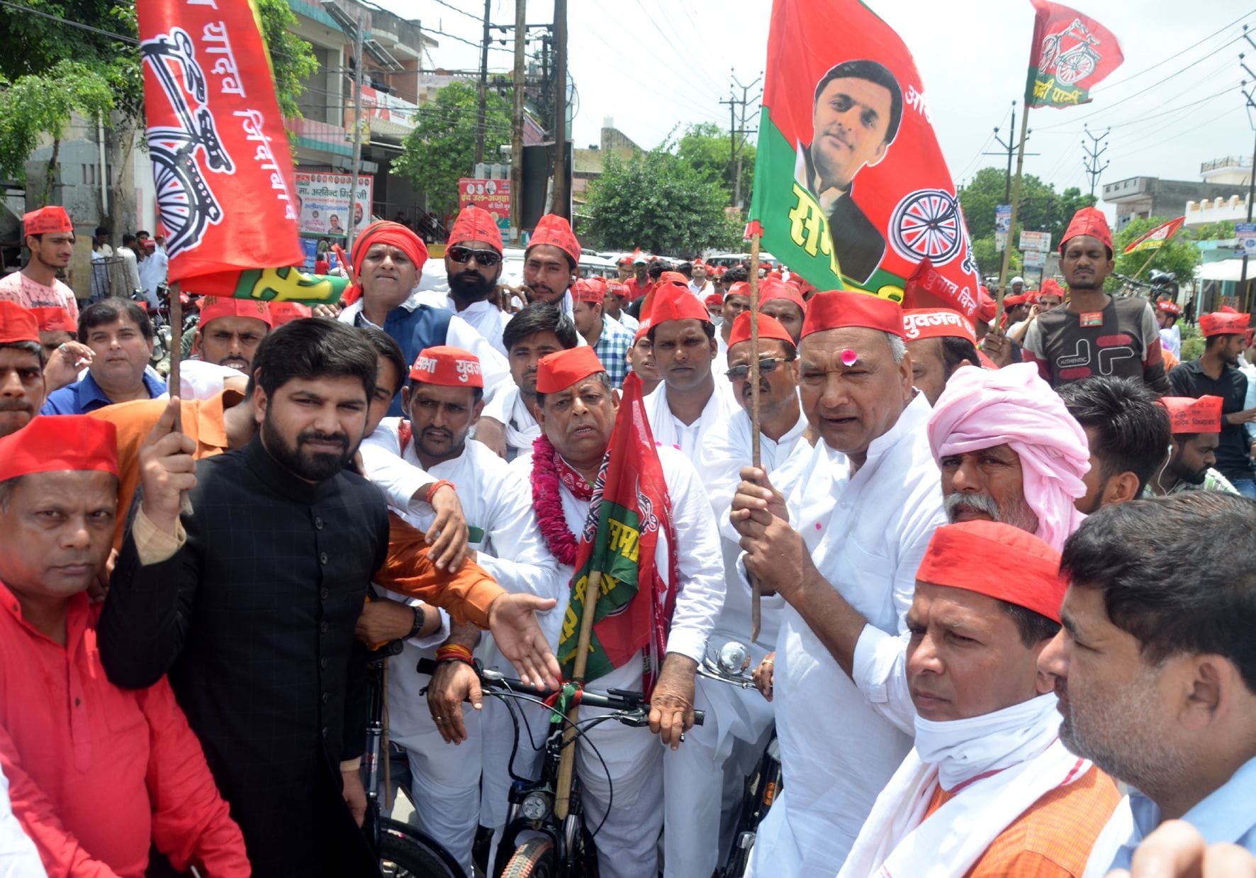 साइकिल यात्रा निकालते सपा नेत। साइकिल यात्रा निकालते सपा नेत।
