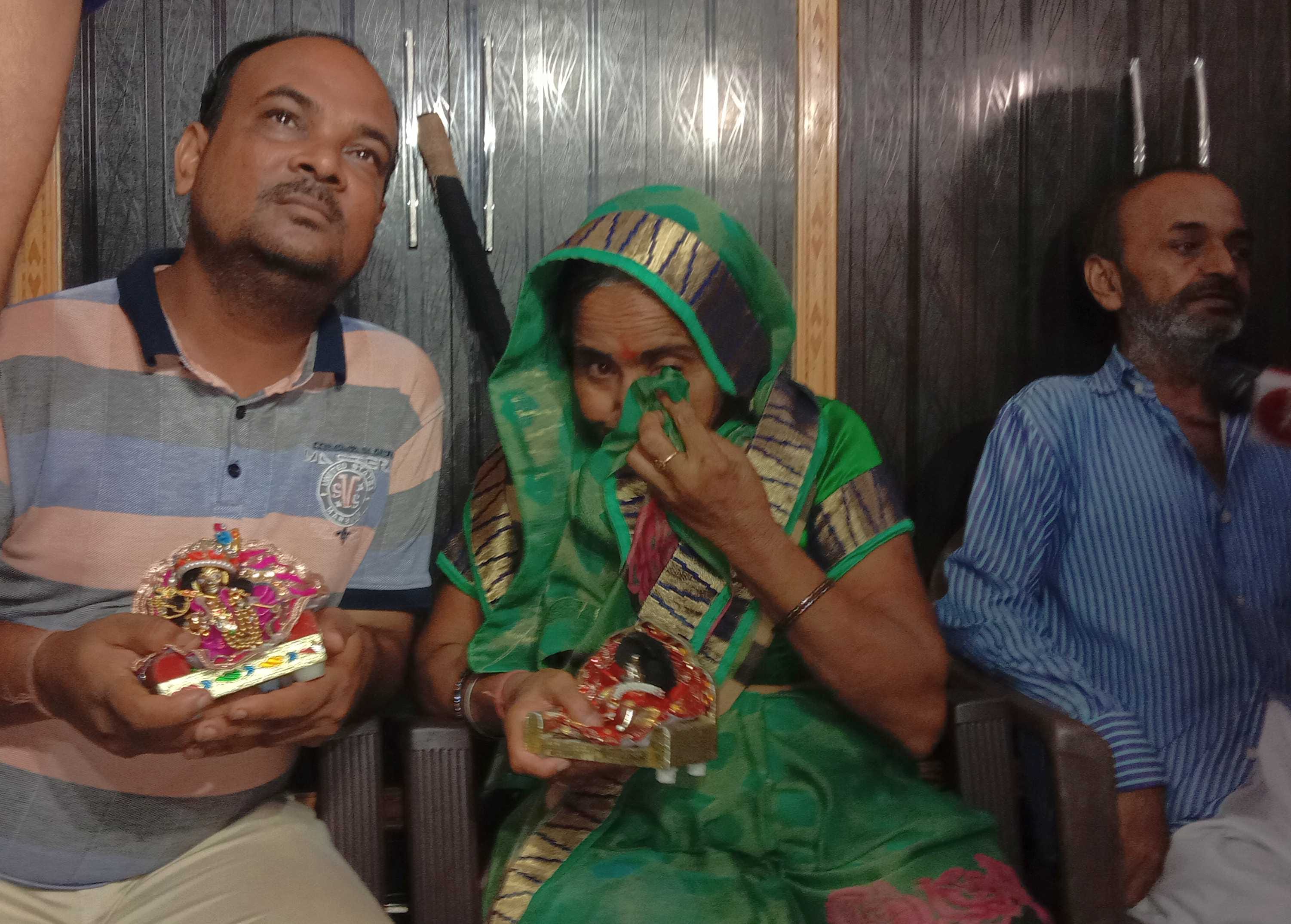 भारतीय महिला हॉकी टीम द्वारा मैच हारने के बाद अपने आंसू पौंछती नेहा गोयल की मां सावित्रि देवी।.. भारतीय महिला हॉकी टीम द्वारा मैच हारने के बाद अपने आंसू पौंछती नेहा गोयल की मां सावित्रि देवी।..