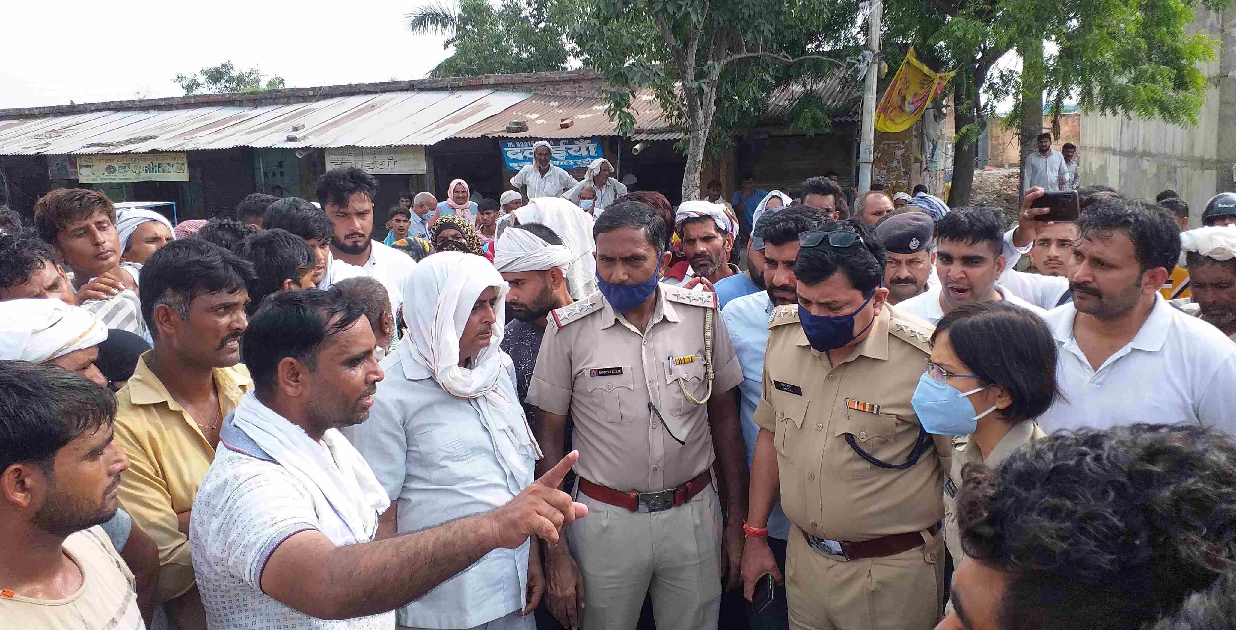 जाम लगा रहे परिजनों से बातचीत करती एएसी व अन्य पुलिस अधिकारी। जाम लगा रहे परिजनों से बातचीत करती एएसी व अन्य पुलिस अधिकारी।