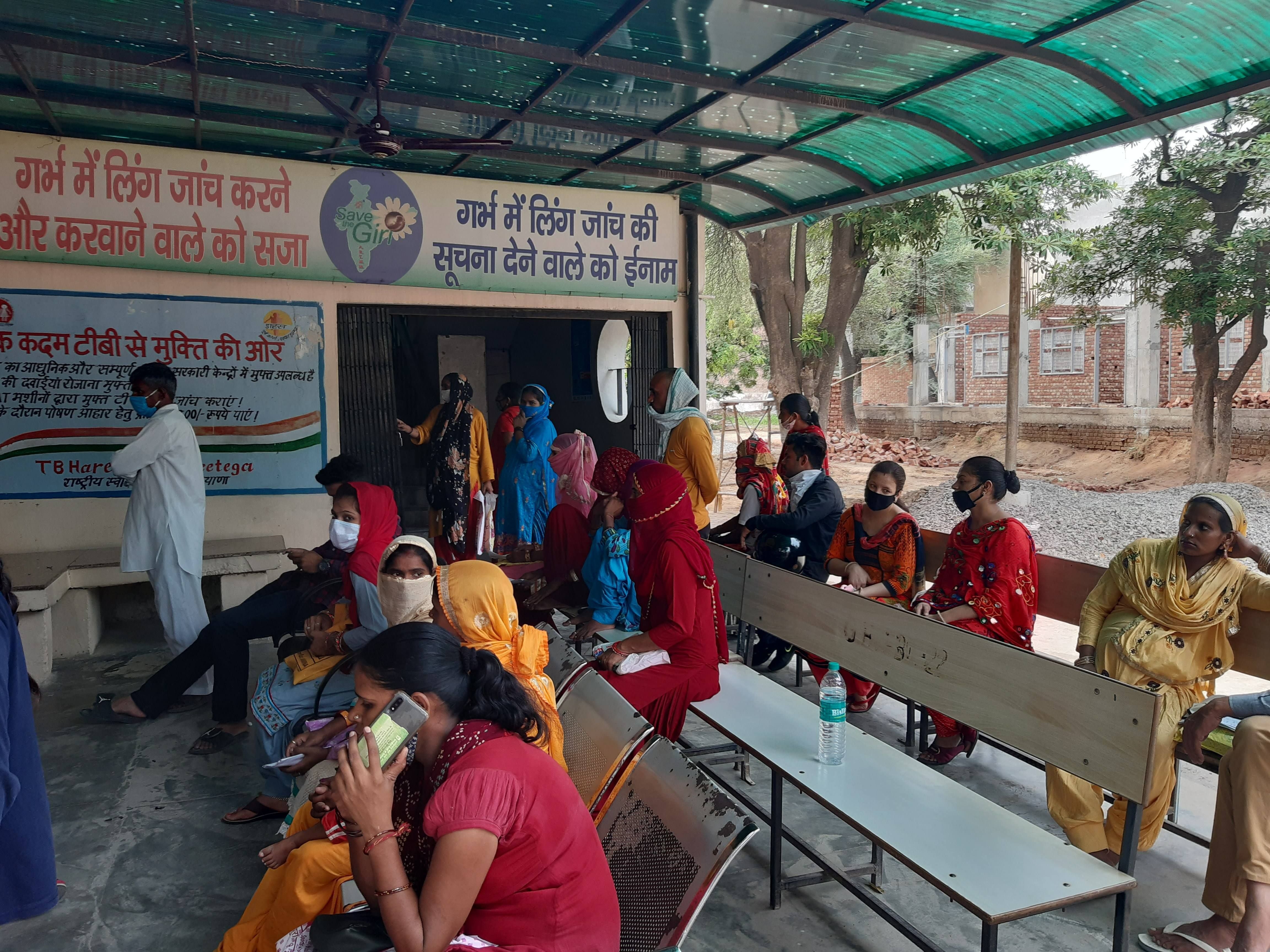 पहले : कायाकल्प टीम आने पर लैब के सामने लगाए गए बेंच। फोटो 15 जुलाई की है। पहले : कायाकल्प टीम आने पर लैब के सामने लगाए गए बेंच। फोटो 15 जुलाई की है।