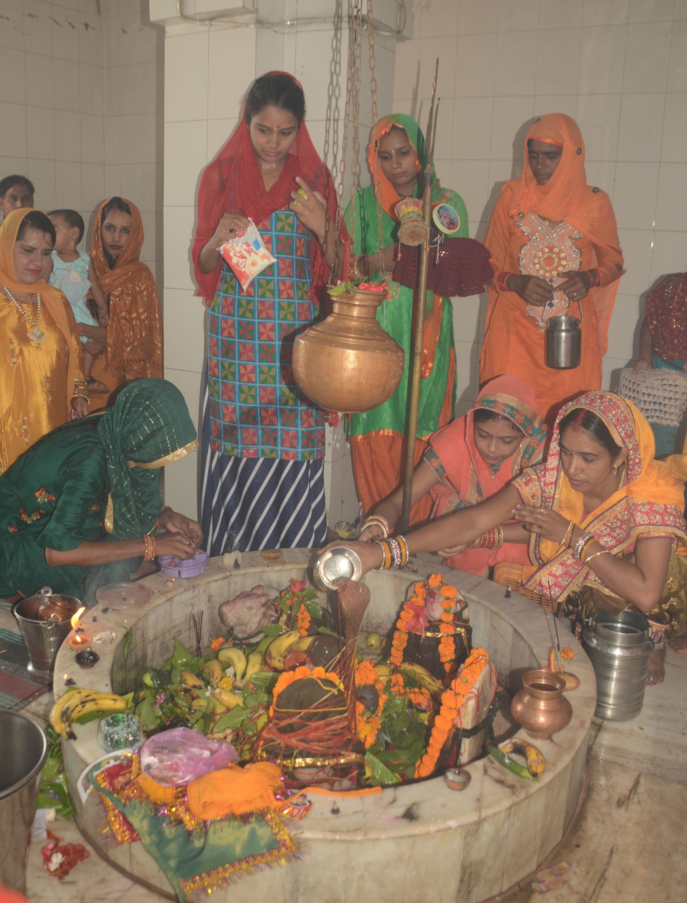 मंदिर परिसर के शिवलिंग पर जलाभिषेक करते श्रद्धालु। मंदिर परिसर के शिवलिंग पर जलाभिषेक करते श्रद्धालु।