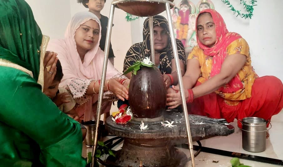 गांव पटना में जलाभिषेक करते श्रद्धालु गांव पटना में जलाभिषेक करते श्रद्धालु