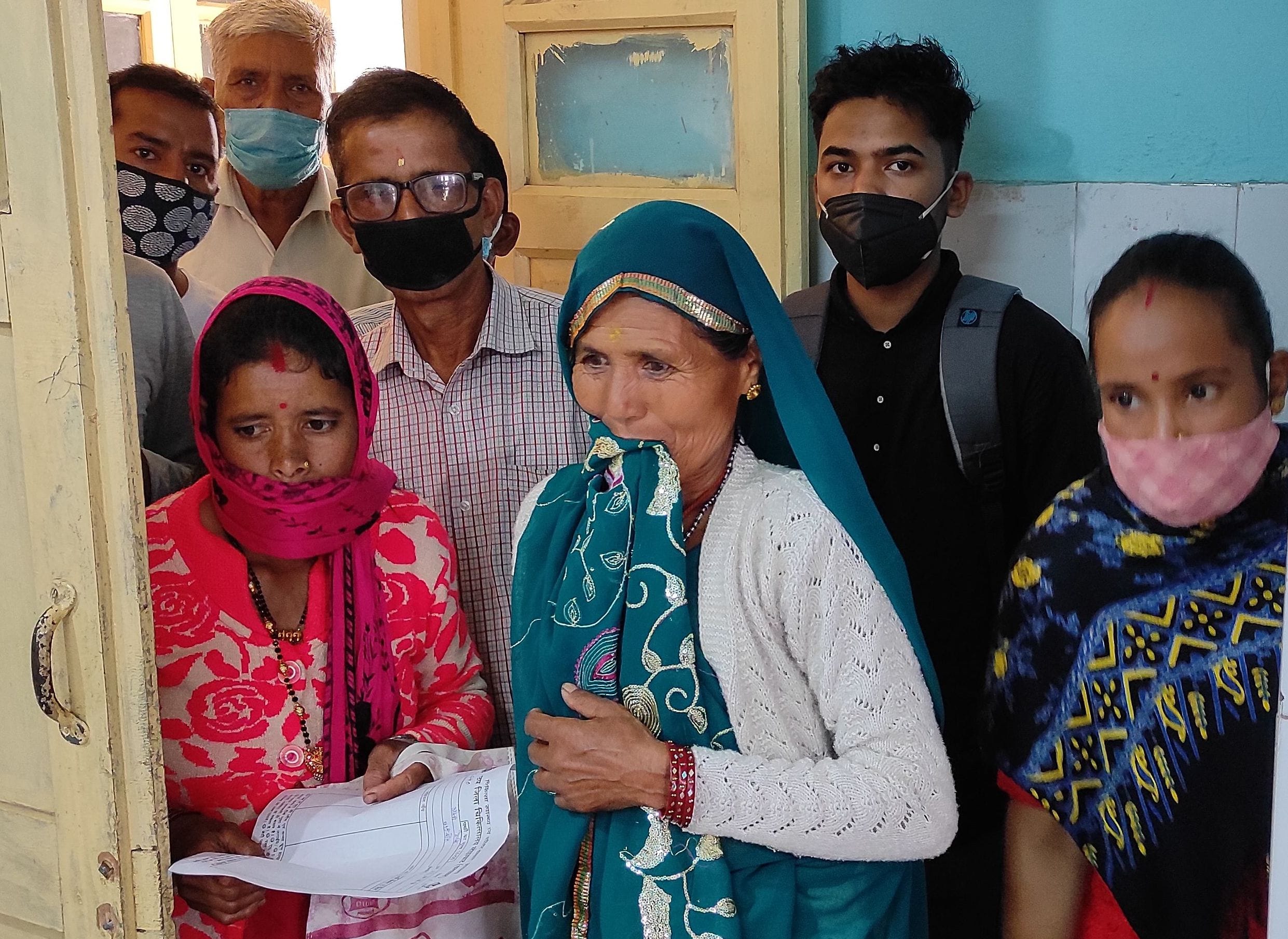 लोहाघाट उप जिला अस्पताल में उपचार के लिए बारी का इंतजार करते मरीज।