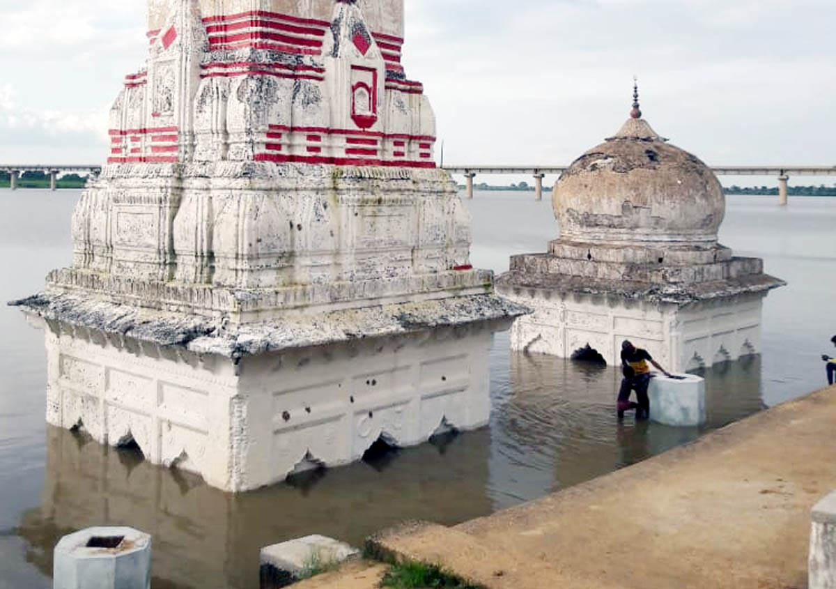 जलालपुर गांव के पास बेतवा नदी के पानी में डूबे मंदिर।