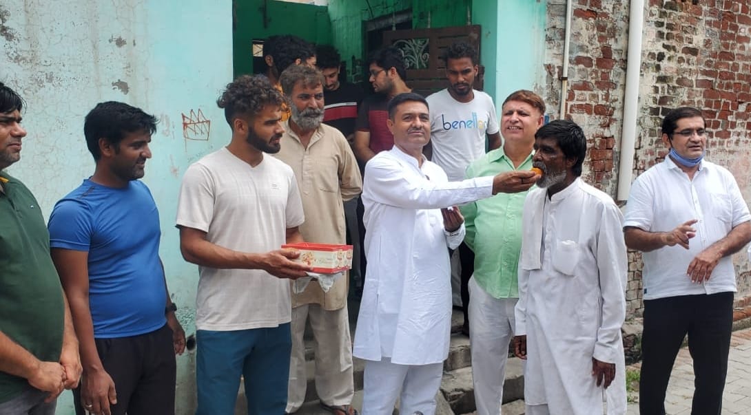  ओलंपिक में भारतीय हॉकी टीम की जीत पर गांव कुराड़ में पिता प्रताप सिंह को मिठाई खिलाते सरपंच बिजे?