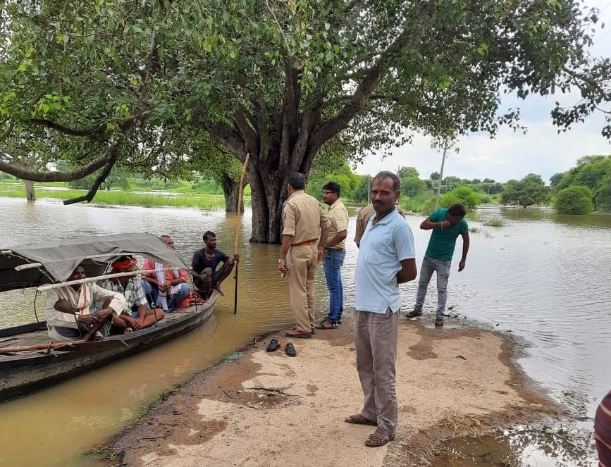 पैस्वनी नदी में ऊफान के बाद राजापुर के अर्की का संपर्क टूटा तो प्रशासन ने नाव चलाकर राहत पहुंचान? पैस्वनी नदी में ऊफान के बाद राजापुर के अर्की का संपर्क टूटा तो प्रशासन ने नाव चलाकर राहत पहुंचान?