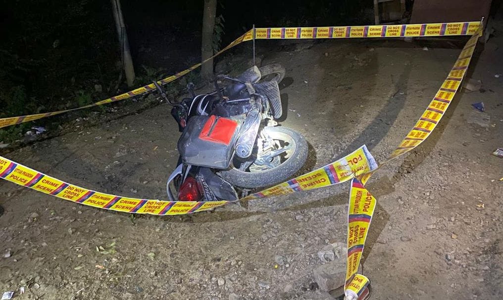 फोटो-30 घटना स्थल पर पड़ी आरोपी की बाइक। (संवाद) फोटो-30 घटना स्थल पर पड़ी आरोपी की बाइक। (संवाद)
