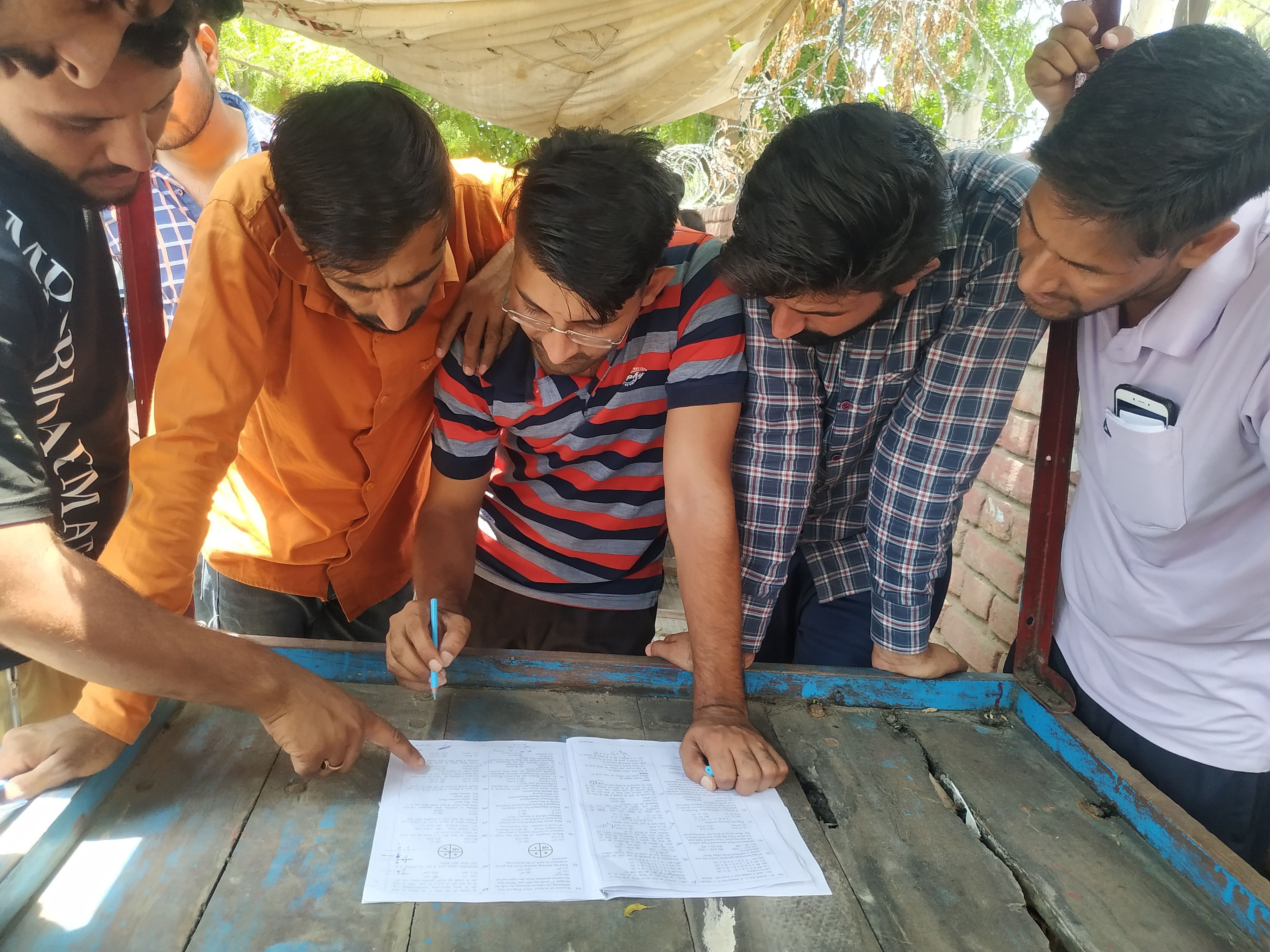 परीक्षा के बाद अपने दोस्तों के साथ प्रश्न पत्र के सही उत्तरों को लेकर चर्चा करते परीक्षार्थी।