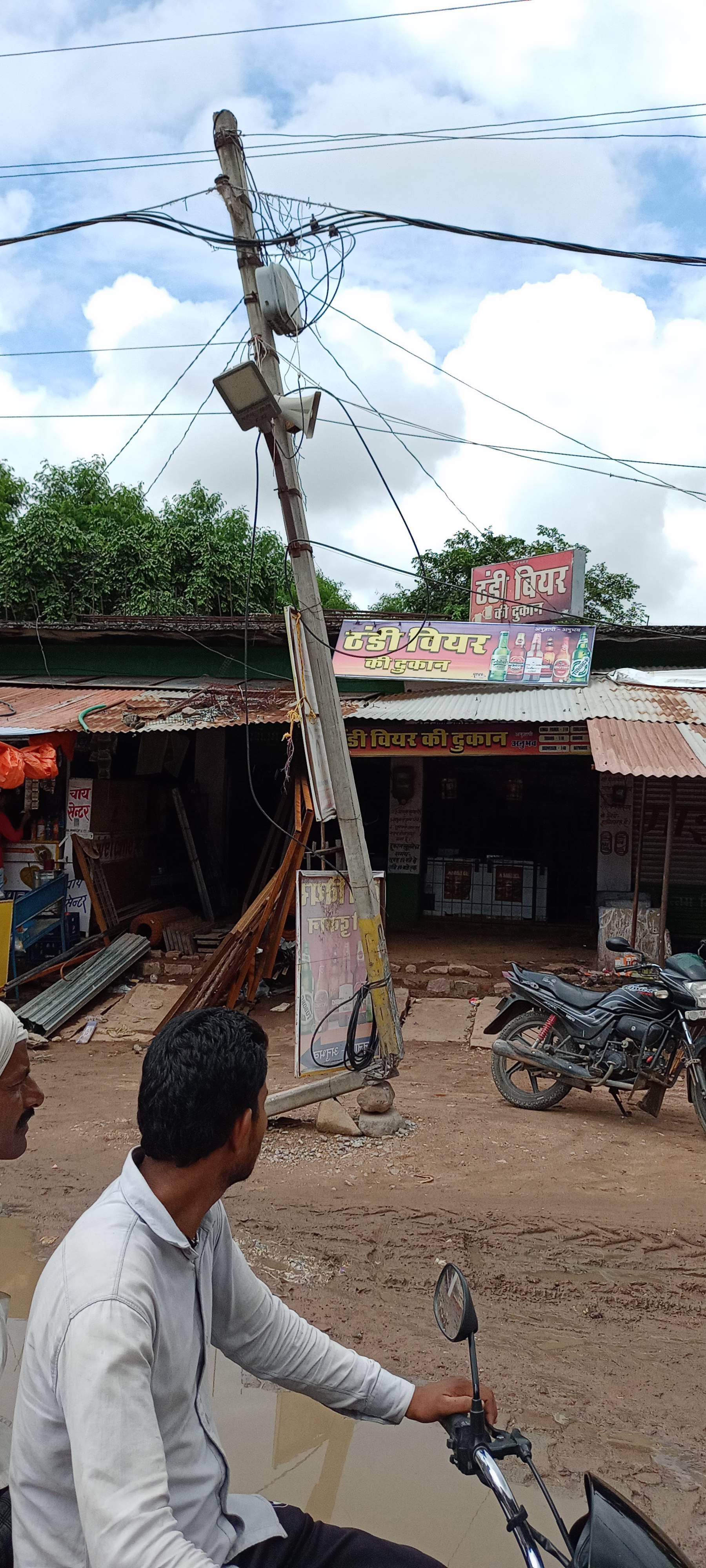 महरौनी के बानपुर चौराहे के पास बानपुर रोड़ पर टूटा खंभा महरौनी के बानपुर चौराहे के पास बानपुर रोड़ पर टूटा खंभा