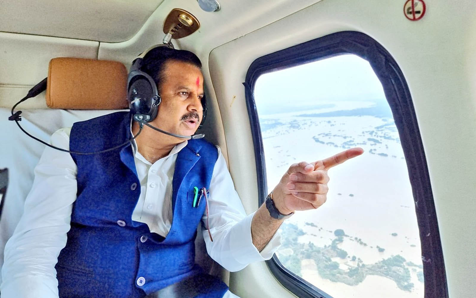 हमीरपुर में बाढ़ग्रस्त क्षेत्र का हवाई सर्वेक्षण करते जलशक्ति मंत्री डा.महेंद्र सिंह। हमीरपुर में बाढ़ग्रस्त क्षेत्र का हवाई सर्वेक्षण करते जलशक्ति मंत्री डा.महेंद्र सिंह।