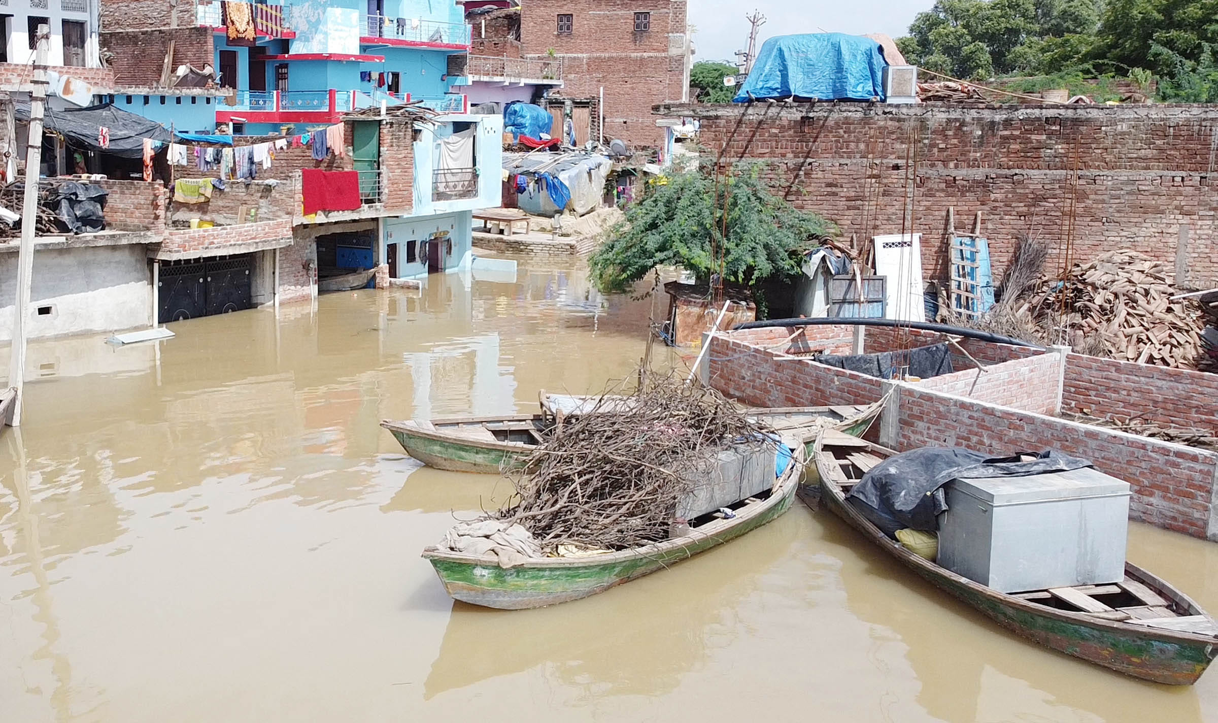 शहर बेतवा घाट मोहल्ले में नाव पर सामान रखे लोग। शहर बेतवा घाट मोहल्ले में नाव पर सामान रखे लोग।