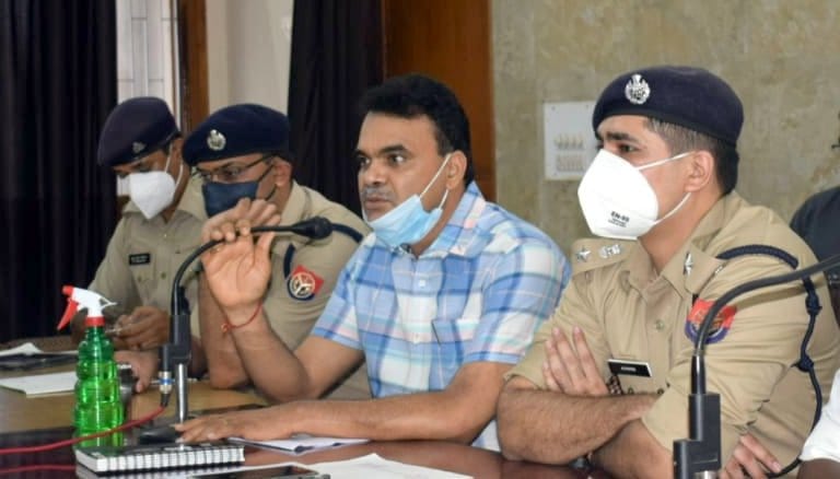 जिला पंचायत सभागार में मुहर्रम के संबध में बैठक लेते डीएम। जिला पंचायत सभागार में मुहर्रम के संबध में बैठक लेते डीएम।