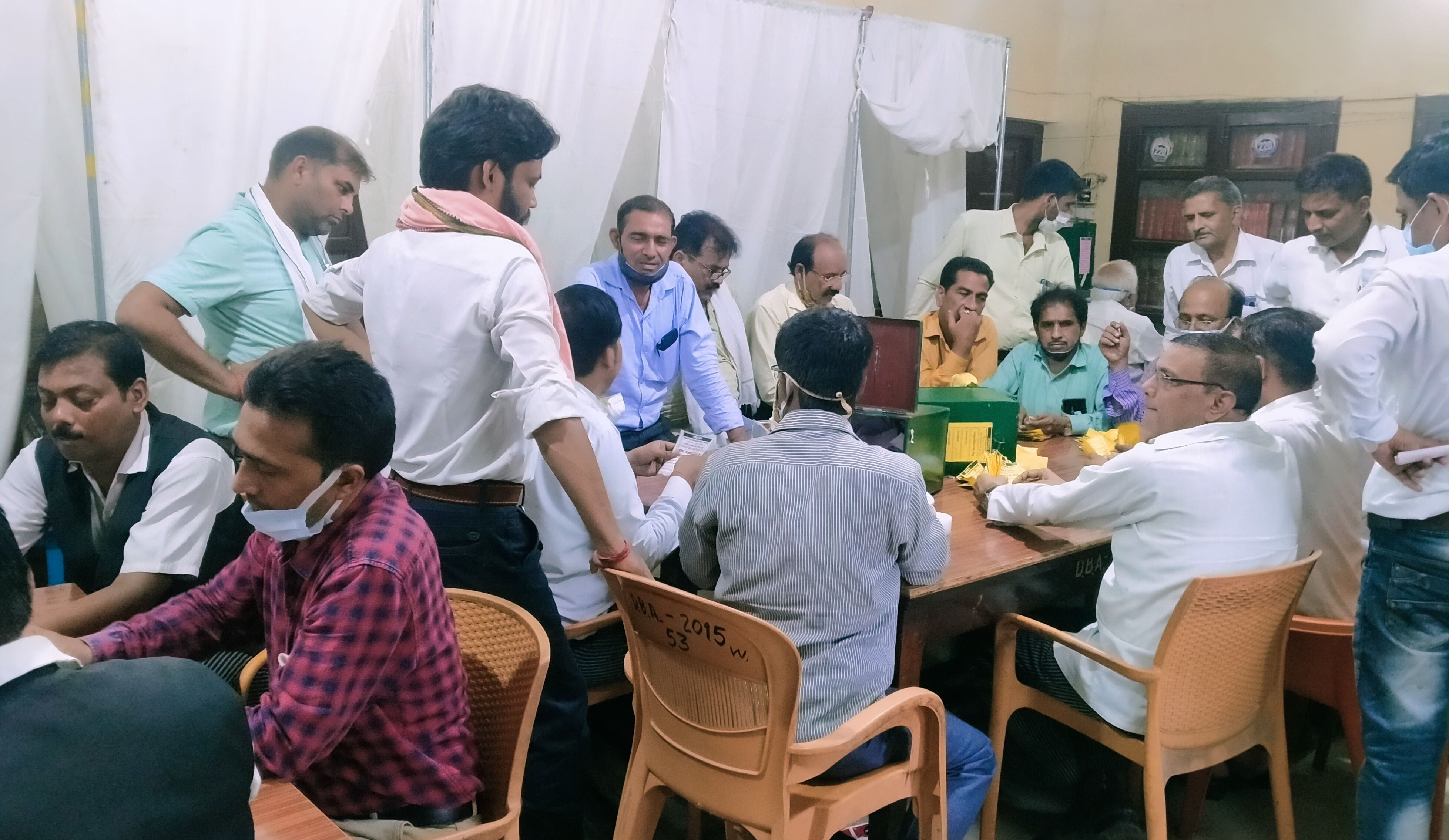 जिला बार चुनाव में हो रही मतगणना। संवाद