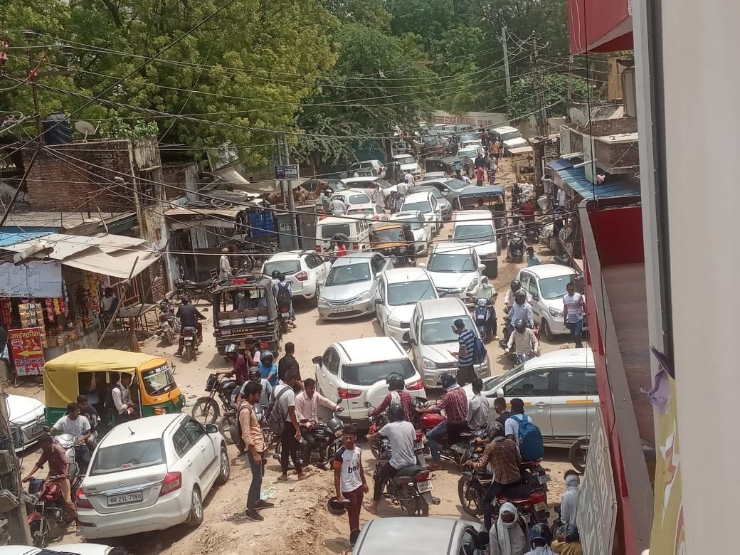  पुलिस कांस्टेबल की लिखित परीक्षा के चलते किला रोड पर लगा वाहनों का जाम। 