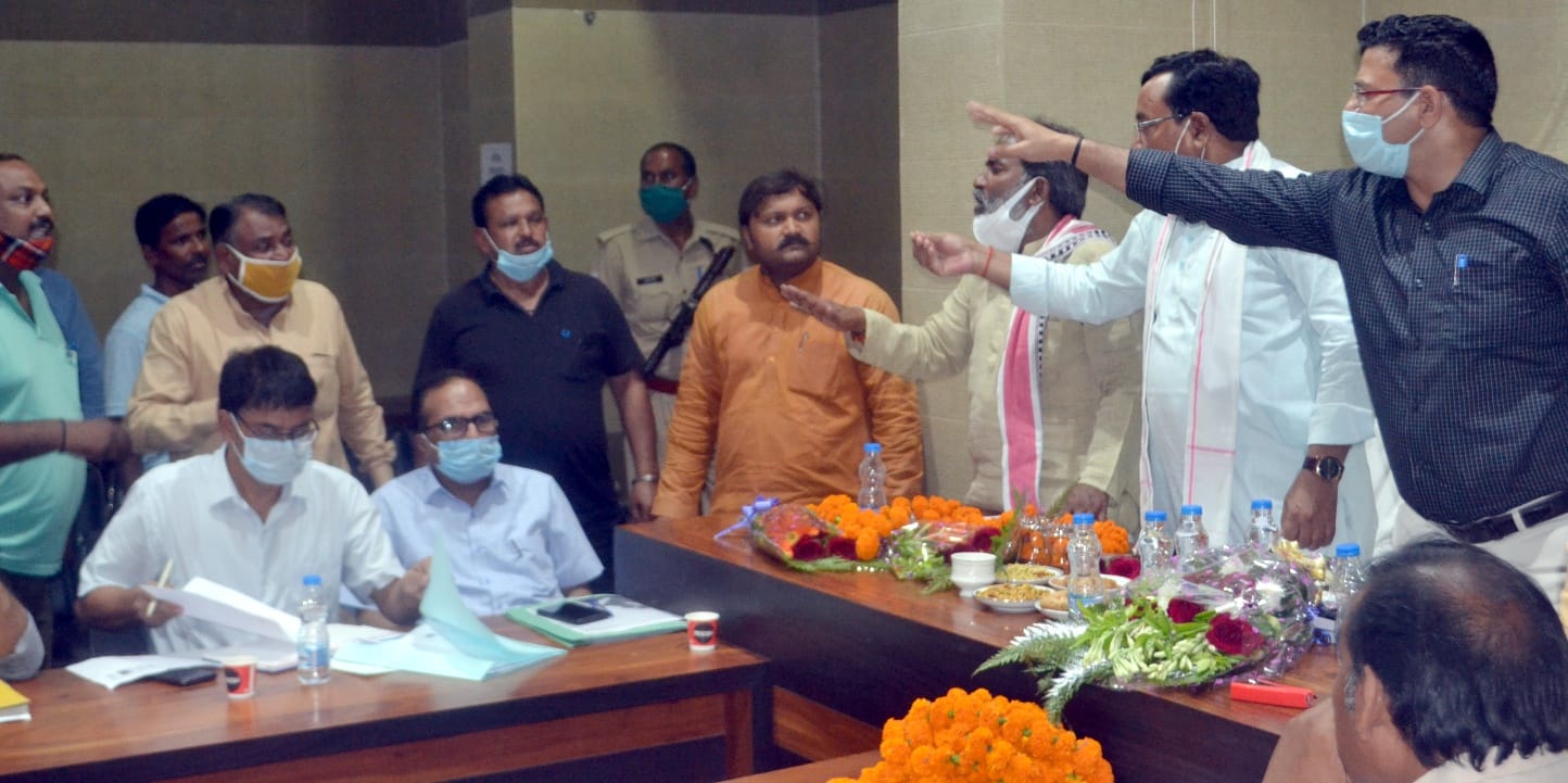 शामली नगर पालिका में बैठक के दोरान हंगामा करते सफाई कर्मचारी