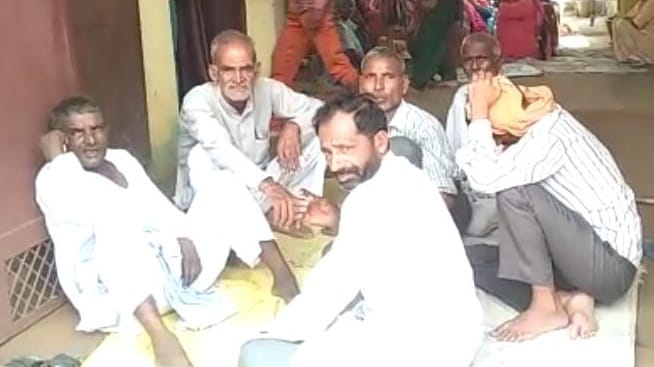 ृडिली के मजरे मन्नू गढ़ में जानकारी लेने पहुचे लोग ृडिली के मजरे मन्नू गढ़ में जानकारी लेने पहुचे लोग