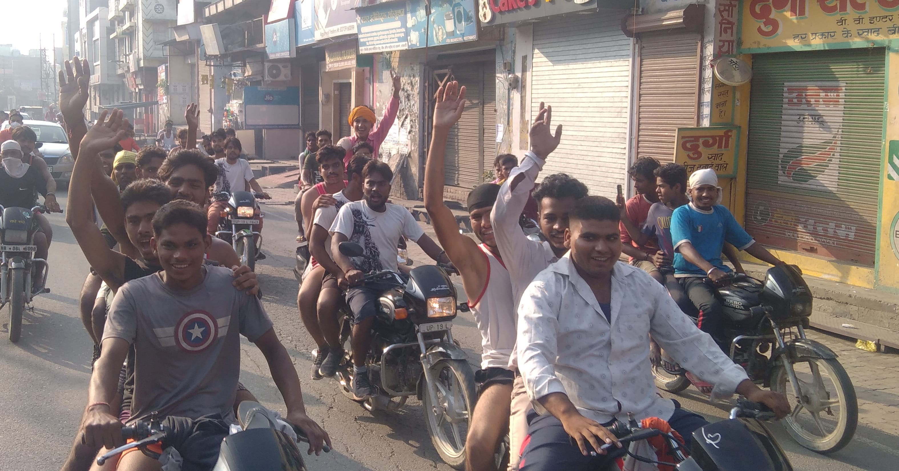 गंगाजल लेकर शामली से गुजरते डाक कांवड़िये। गंगाजल लेकर शामली से गुजरते डाक कांवड़िये।