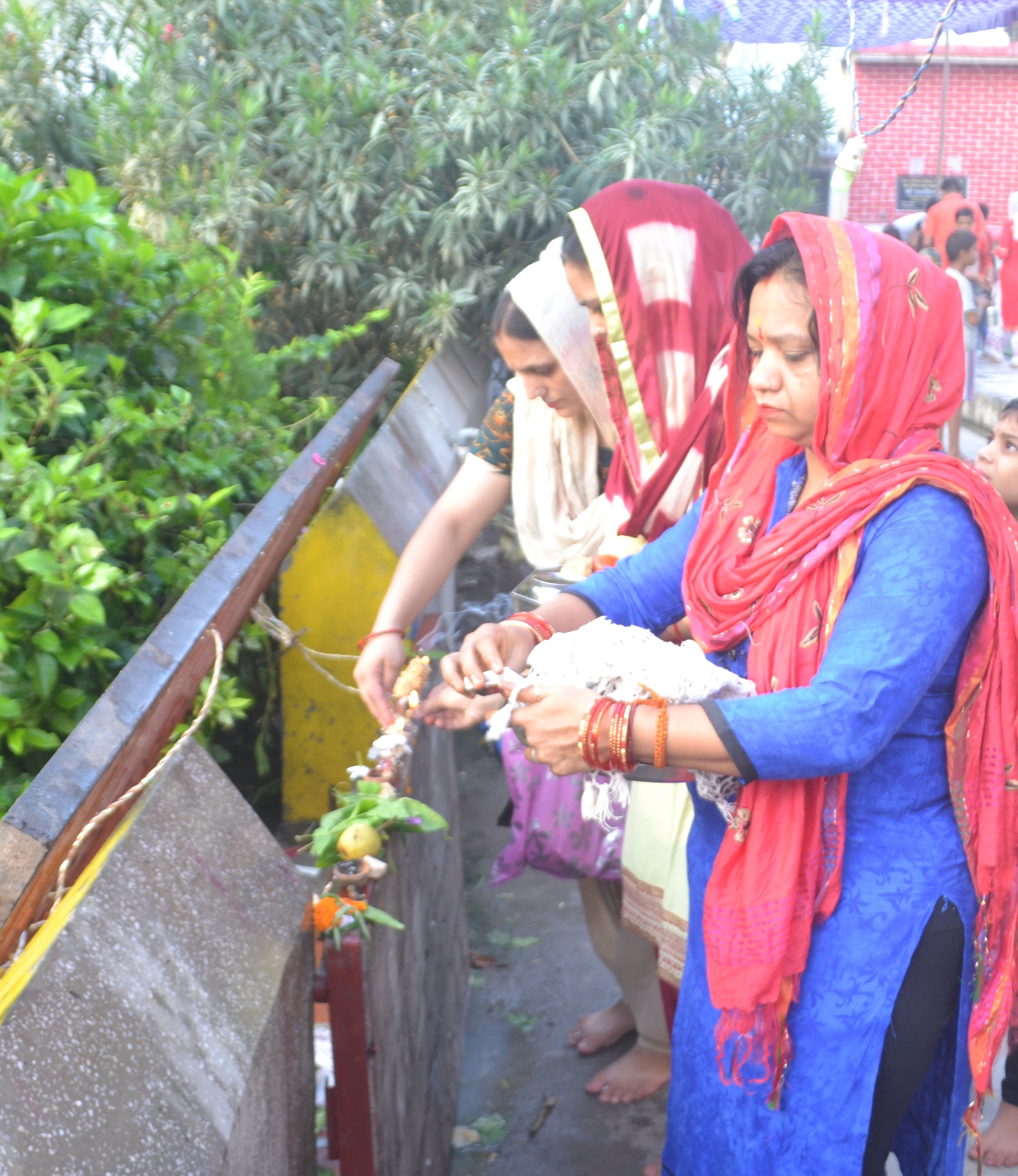 शामली भाकूवाला मन्दिर में प्रशाद चढाती महिलाऐ शामली भाकूवाला मन्दिर में प्रशाद चढाती महिलाऐ