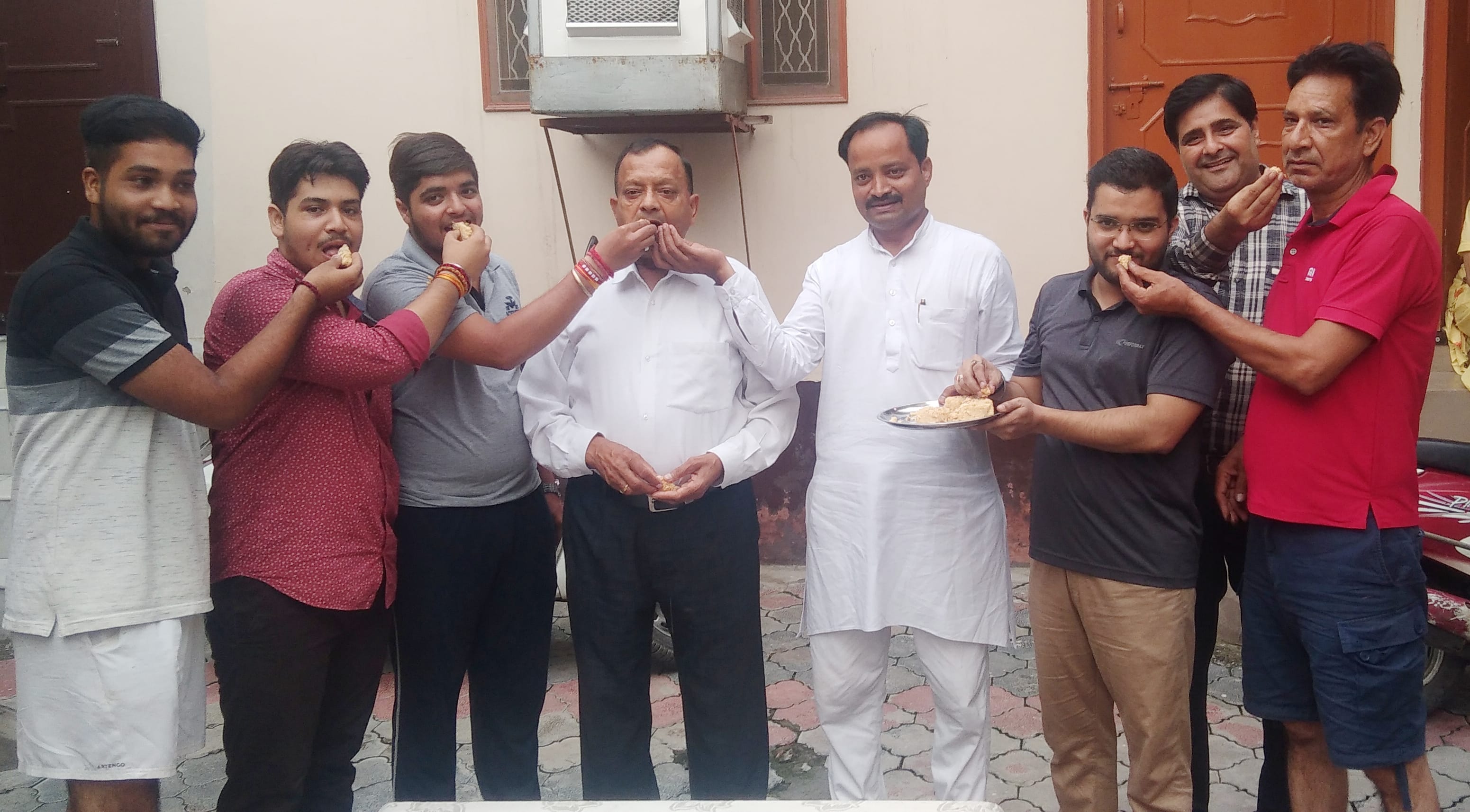 शामली टोक्यो ओलंपिक में भाला फेंक में स्वर्ण पदक आने पर खुशी मनाते लोग शामली टोक्यो ओलंपिक में भाला फेंक में स्वर्ण पदक आने पर खुशी मनाते लोग