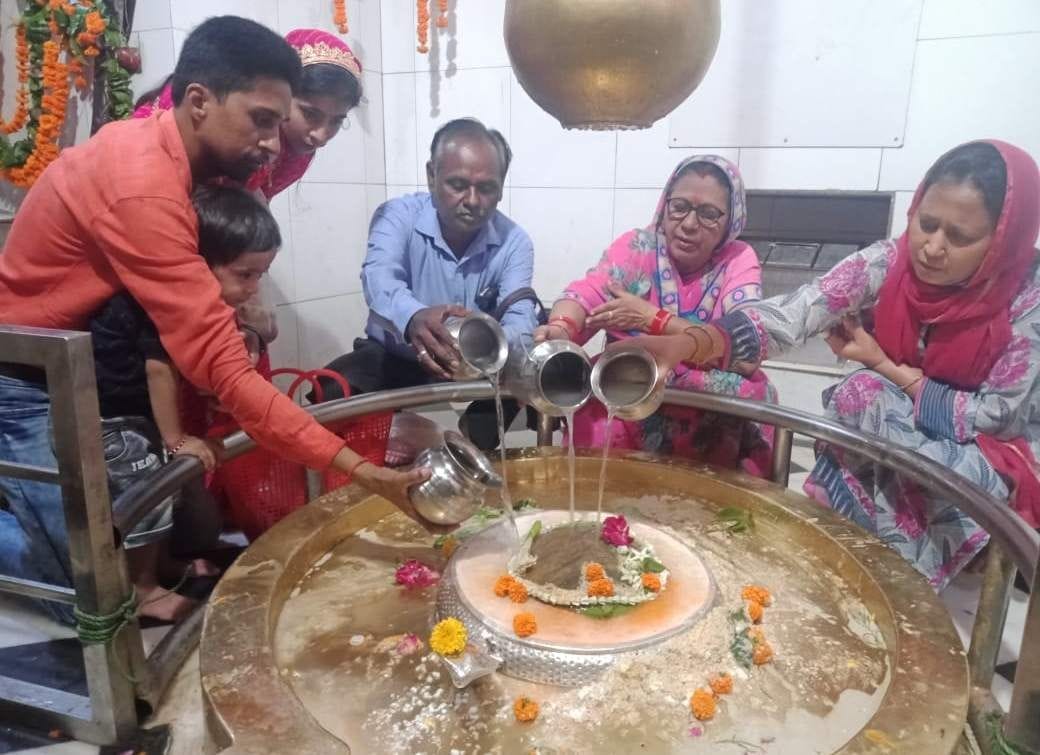 चंद्रेश्वर महादेव मंदिर में जलाभिषेक करते शिवभक्त। चंद्रेश्वर महादेव मंदिर में जलाभिषेक करते शिवभक्त।
