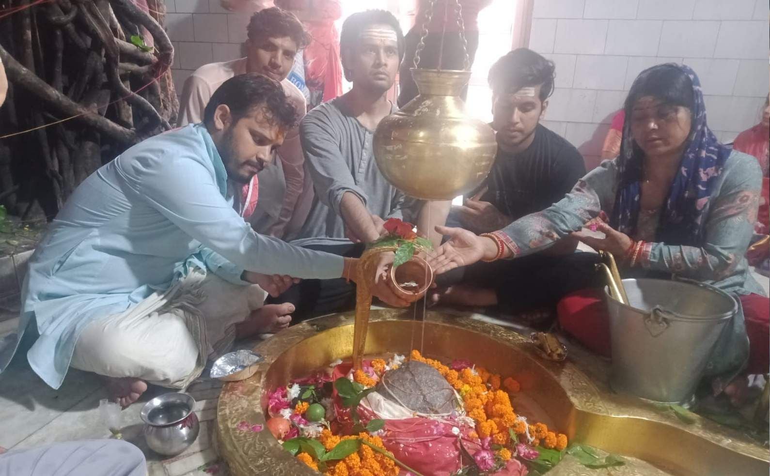 सोमेश्वर महादेव मंदिर में जलाभिषेक करते शिवभक्त। सोमेश्वर महादेव मंदिर में जलाभिषेक करते शिवभक्त।