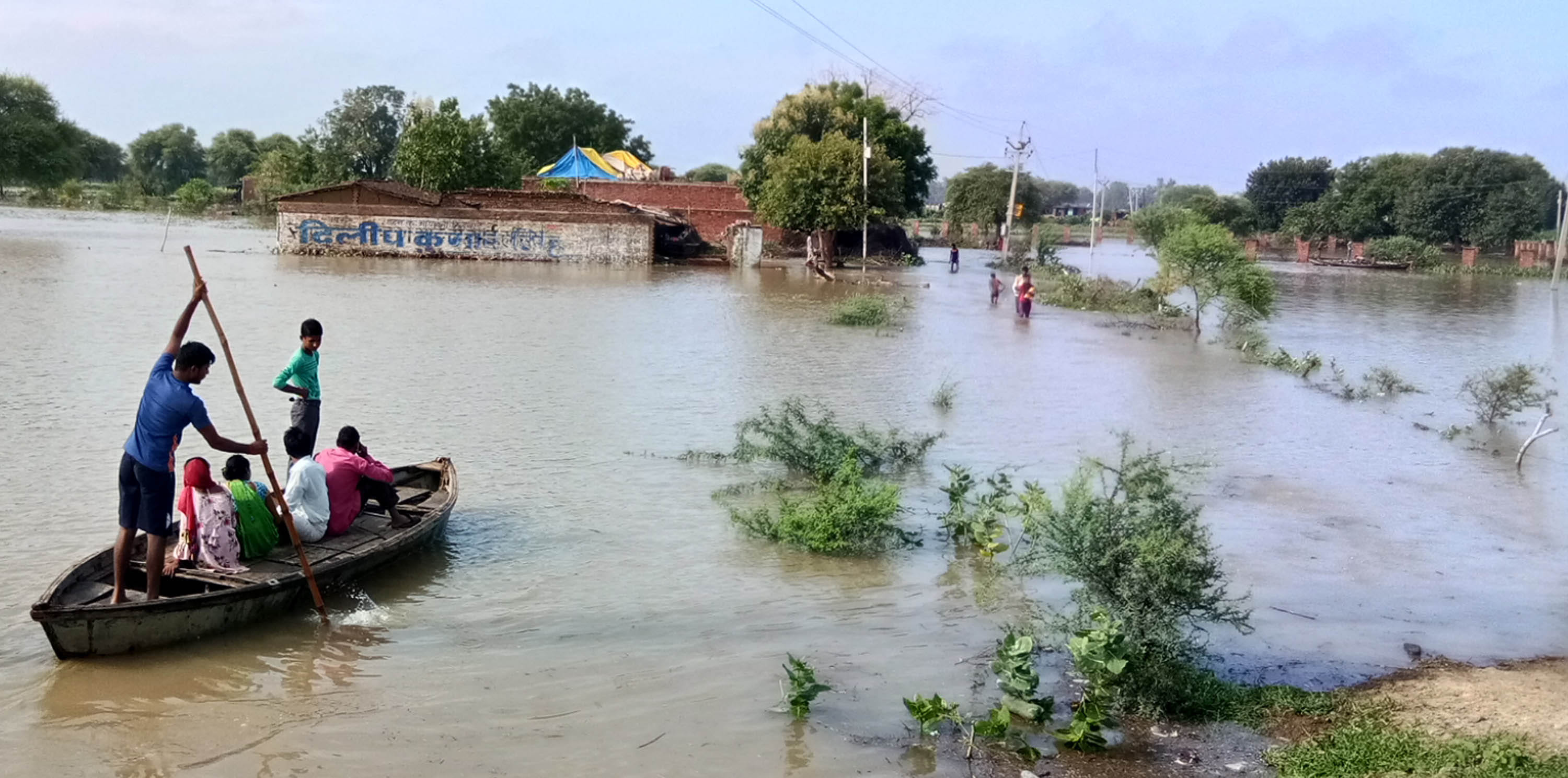 हमीरपुर में कलौलीतीर गांव में घुसा बेतवा नदी का पानी। हमीरपुर में कलौलीतीर गांव में घुसा बेतवा नदी का पानी।