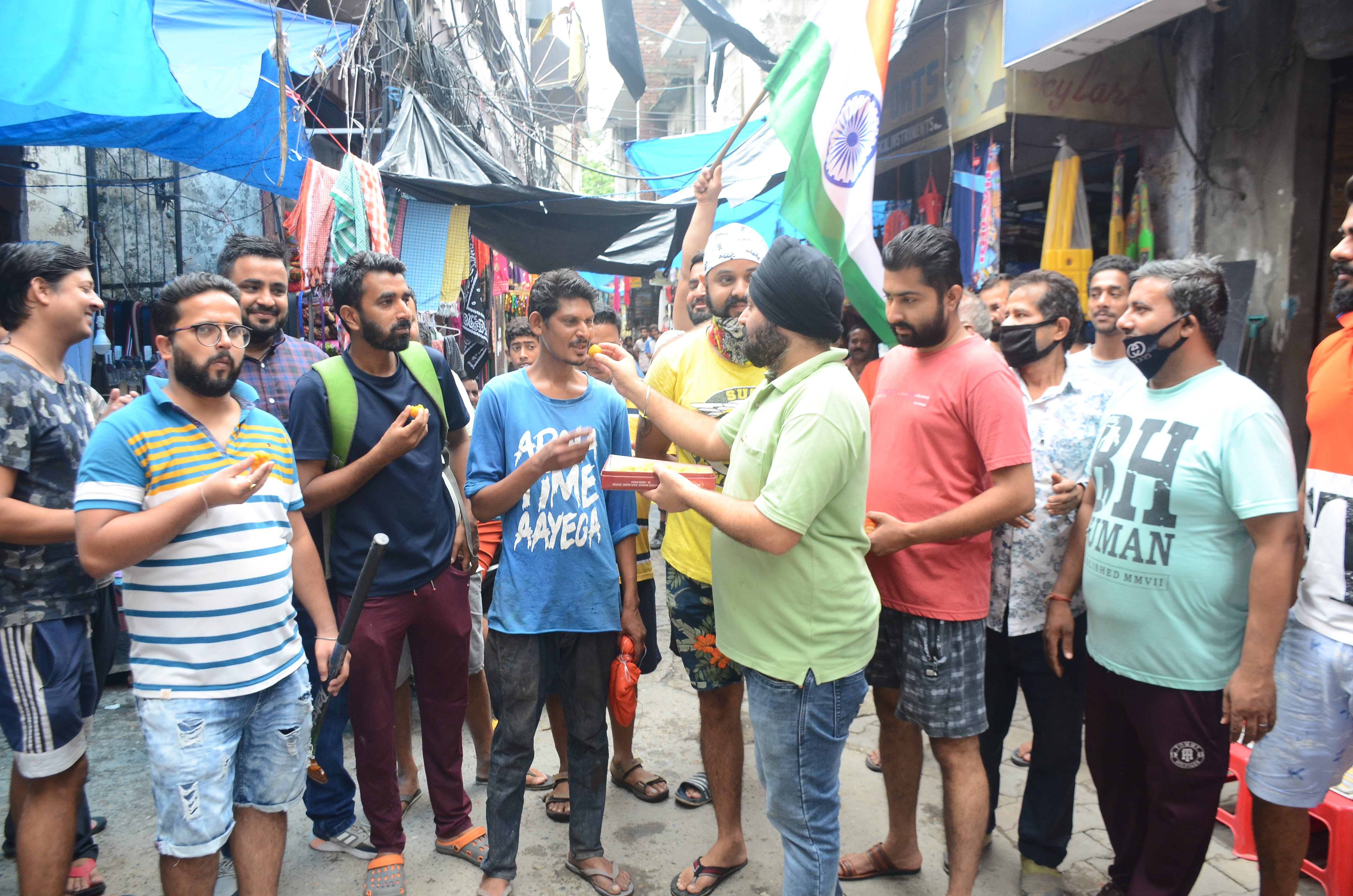 ओलंपिक में भारतीय हाकी टीम के कांस्य पदक जीतने पर मिठाई बांटकर खुशी जताते युवा दुकानदार, संवाद। ओलंपिक में भारतीय हाकी टीम के कांस्य पदक जीतने पर मिठाई बांटकर खुशी जताते युवा दुकानदार, संवाद।