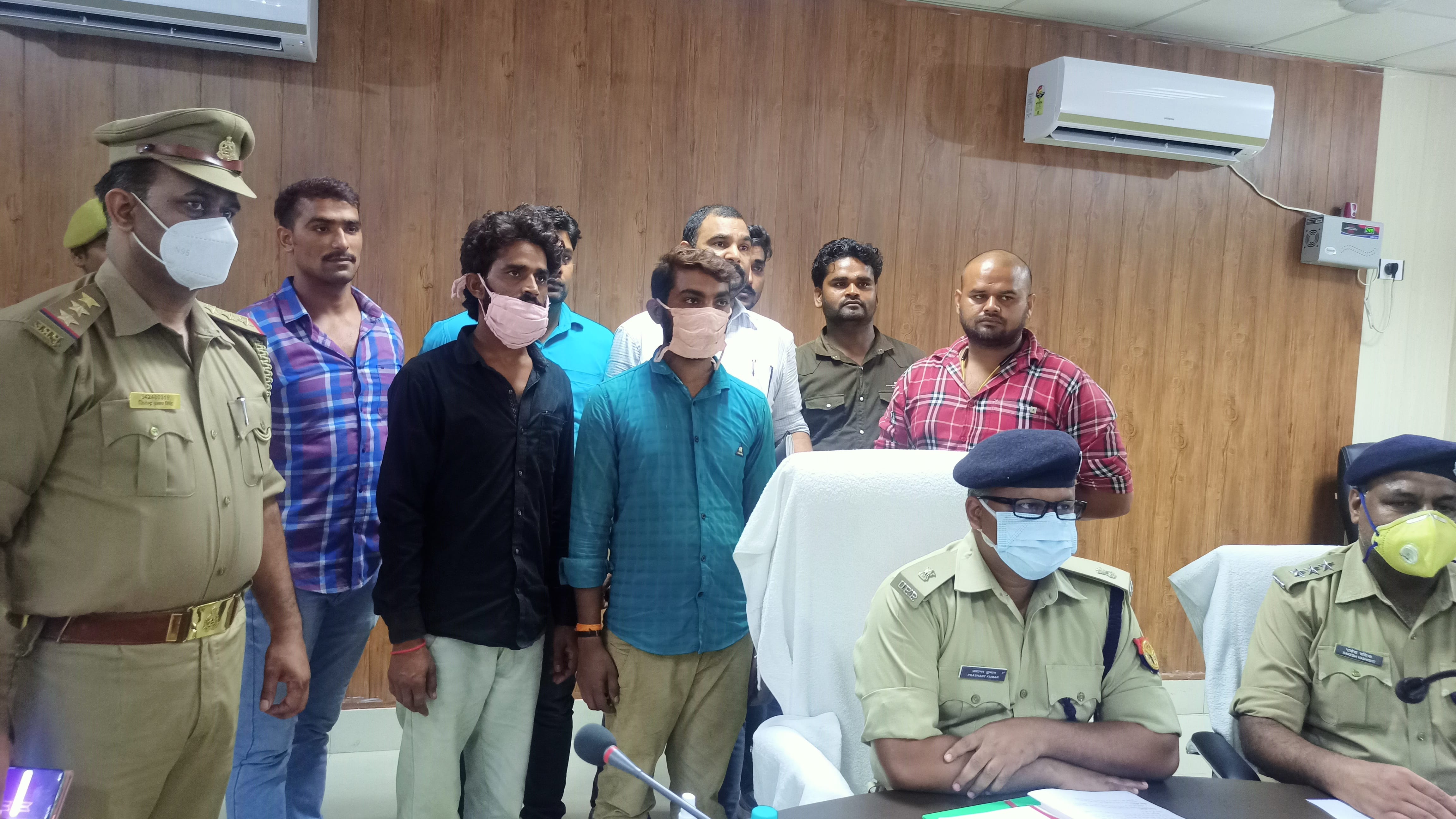 फोटो संख्या 21- - पुलिस गिरफ्त में अंतरराज्जीय असलहा तस्कर