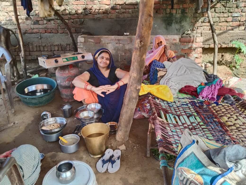 फोटो संख्या 26- ग्राम गोहानी में बाढ़ से बेघर परिवार ने पालिथीन की छत बनाकर बनाया आसरा फोटो संख्या 26- ग्राम गोहानी में बाढ़ से बेघर परिवार ने पालिथीन की छत बनाकर बनाया आसरा