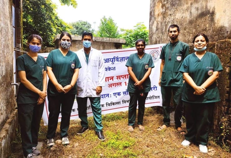 रायवाला प्राथमिक स्वास्थ्य केंद्र में नुक्कड़ नाटक के माध्यम से महिलाओं को स्तनपान के लिए जागरू