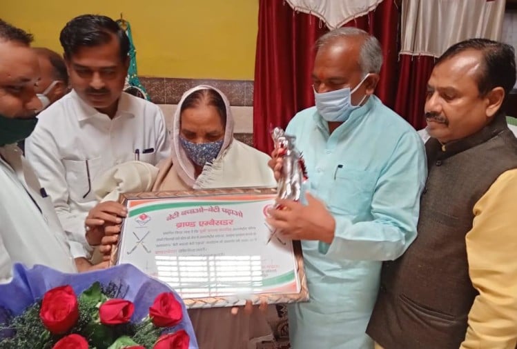 खेल मंत्री ने किया वंदना की मां को सम्मानित